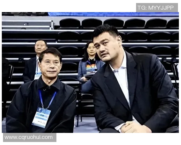 姚明携手老人传递温暖与关爱共同书写人间真情故事