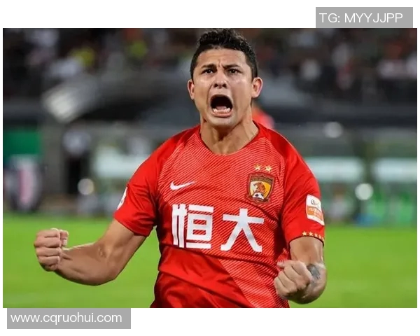 足球明星受伤瞬间被担架抬离赛场的震撼画面引发球迷热议